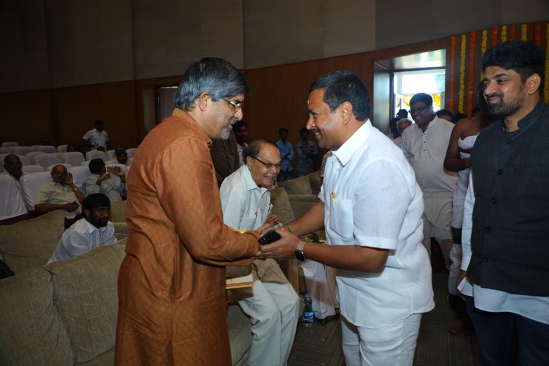 Sri Mulugu Ramalingeshwara Varaprasad Siddhanti was honoured with Jyotishyasastra Vignana Visharadha at Tummalapalli Kalakshetram, Vijayawada (66)